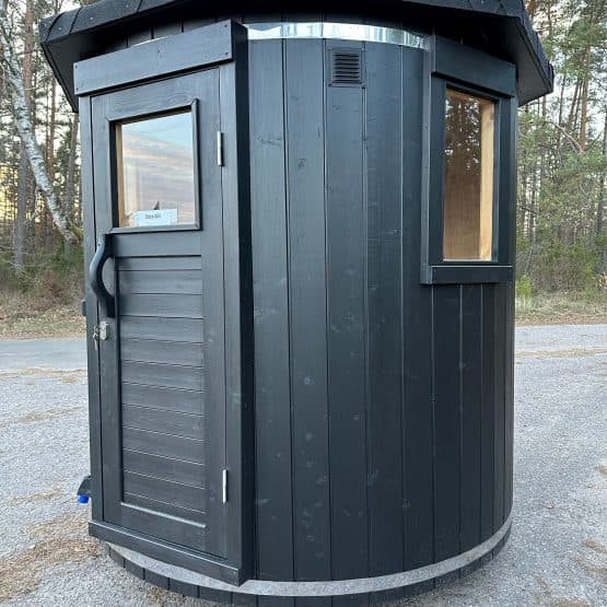 Oppreist badstue med ekstra vindu.